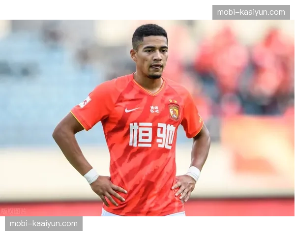 王献均盯人松散判断失误 津门虎中卫屡次被长传威胁身后